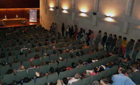 Imagen: Cientos de asistentes abarrotan la DPH en la conferencia de Paul...