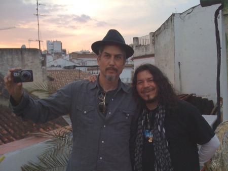 Raimundo Amador con Howe Gelb &amp; The Band of Gypsies se incorporan a...