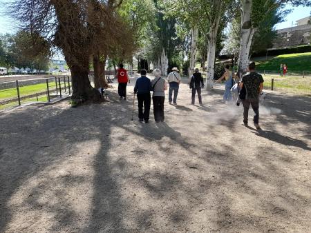 Imagen: Usuarios de Cruz Roja paseando con perros del centro de recogida de animales de la DPH.