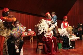 Los Reyes Magos visitan a los numerosos niños congregados en la Diputación