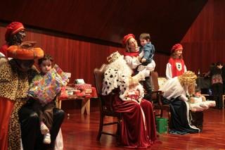 Imagen: Los Reyes Magos visitan a los numerosos niños congregados en la Diputación