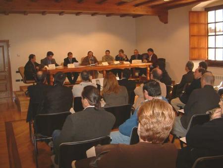 Imagen: Antonio Cosculluela preside el acto de firma del manifiesto en contra el...