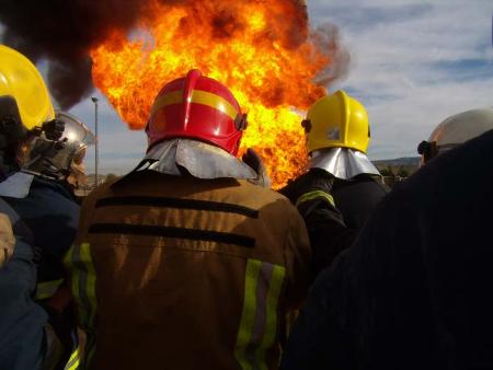 25 bomberos participan en el sexto módulo del curso de seguridad contra...