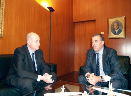 Imagen: Antonio Cosculluela recibe al comisario jefe provincial