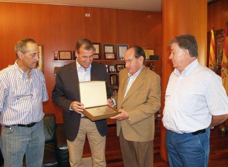 La Agrupación Federada Pescadores del Pirineo entrega a la DPH una...