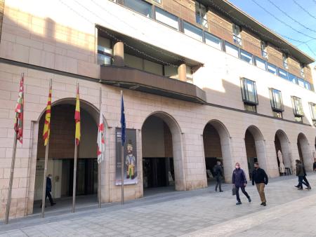Imagen: La bandera de la provincia ondeará a media asta los días 26 y 27 en señal de duelo.