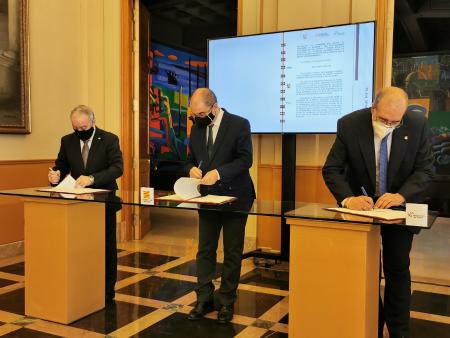Imagen: Miguel Gracia, Javier Lambán y Manuel Rando firman la participación de las instituciones en el Plan Remonta