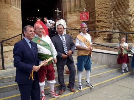 Los danzantes de Lanaja entregan a Antonio Cosculluela una réplica de...