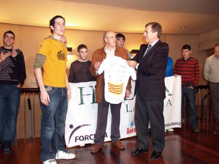 Imagen: La Diputación refuerza el apoyo al equipo ciclista 'Huesca La Magia'