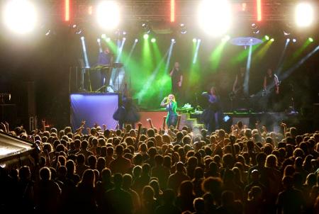 Imagen: Baile, eclecticismo y agitación musical en una noche eterna y masiva que...