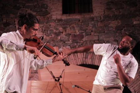 Celebración y flashback de un hip hop barroco, escénico y descalzo