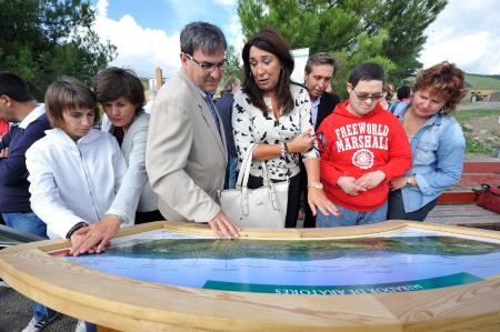 Imagen: Un mirador de Aratorés acerca a las personas con discapacidad el...