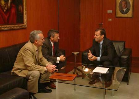 El presidente de la Diputación de Huesca mantiene un encuentro con...
