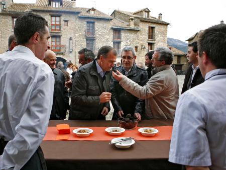 Imagen: Se degustan 10.000 tapas en la Plaza Mayor de Aínsa con la celebración...
