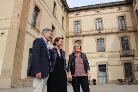 Imagen: Ricardo Oliván, Laura Puyal y Marta Liesa frente al edificio