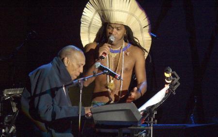 Carlinhos Brown ofreció una noche &quot;dulce como un beso&quot; a los...