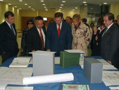 Imagen: El Presidente de la Diputación recorre las instalaciones del nuevo...