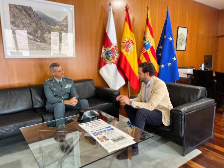 Imagen: El presidente de la DPH, Isaac Claver, da a conocer el galardón al Teniente Coronel de la Guardia Civil, Francisco Pulido