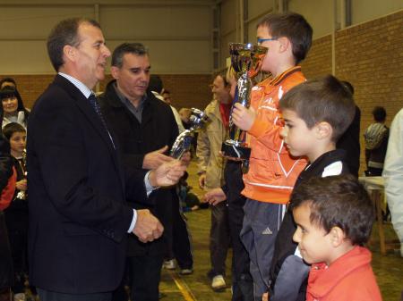 Imagen: El Presidente entrega en Fonz los trofeos del Campeonato Provincial...