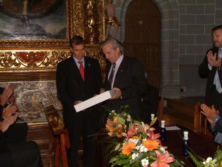 Imagen: El Presidente de la Diputación recibe un premio de reconocimiento a la...