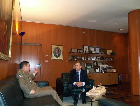 Imagen: El Presidente de la Diputación recibe al general Veiga que se despide al...
