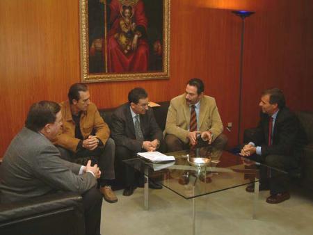 Imagen: Antonio Cosculluela muestra su apoyo al Club Balonmano Huesca