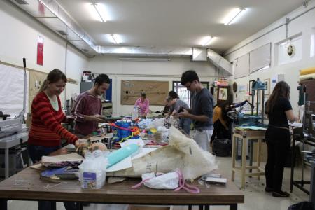 Imagen: Isidro Ferrer imparte un taller en la Escuela de Arte como parte de Visiona