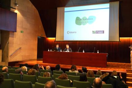 Imagen: El vicepresidente de la DPH, Ricardo Oliván, presenta el Hub de turismo