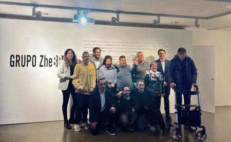 Imagen: Foto de grupo en la entrada de la exposición de Valentia