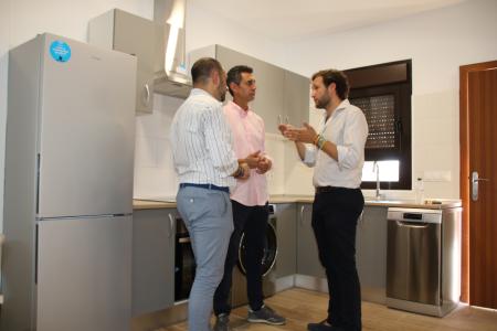 Imagen: El presidente visita una vivienda municipal en alquiler de Torres de Alcanadre