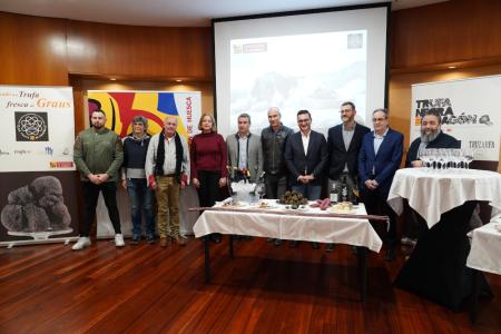 Imagen: Foto de familia de la presentación del Mercado de Trufa en Huesca