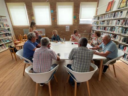 Imagen: Curso de informática para mayores en la biblioteca de Esplús