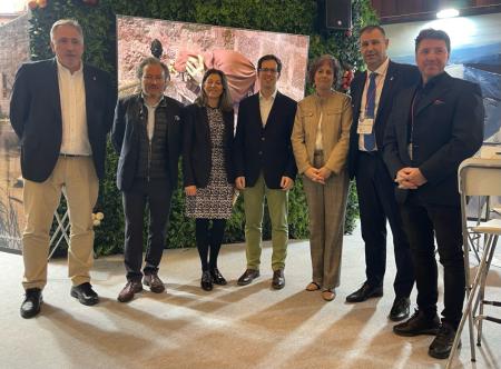 Imagen: Sergio Serra y Fernando Blasco junto a representantes de diferentes instituciones y responsables de turismo de Navarra