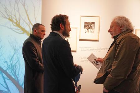 Imagen: Julio Llamazares visita la exposición con Isaac Claver y Carlos Sampériz