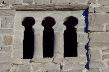 Ventana de tres arcos, Iglesia de San Juan de Busa