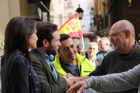 Imagen: Isaac Claver dialoga con los agricultores en una de las marchas reivindicativas