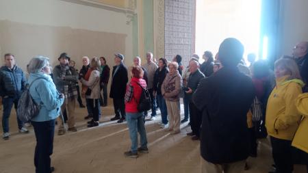 Imagen: Visitantes en la Cartuja esta Semana Santa