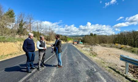 Imagen: Bescós, Lagüens y Claver en la visita al acceso a la Puebla de Fantova