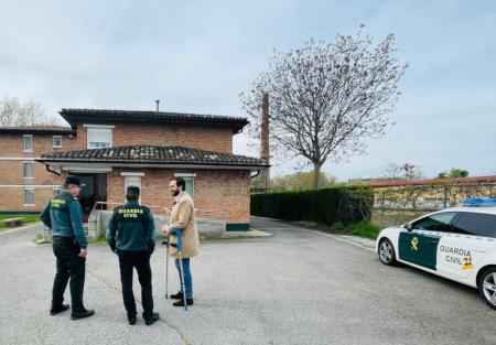 Imagen: Isaac Claver en su visita el cuartel de la Guardia Civil de Monzón