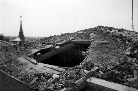 Techo bombardeado durante la Guerra Civil, ca. 1937. Fondo Vicente Campo