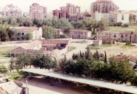 Confluencia de la calle San Vicente de Paúl con el paseo Lucas Mallada, donde se ubicaba la Maternidad, 1985. Asociación de vecinos del barrio Perpetuo Socorro