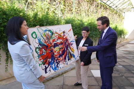 La DPH y Valentia obsequian a la Reina Sofía con un cuadro de la artista oscense Chelles Andrés