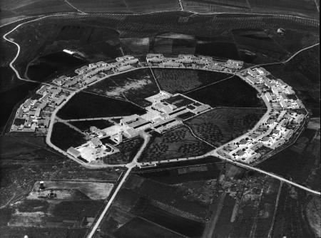 Vista de Miraelrío (Jaén) y parcelas de cultivo. Arquitecto: José Luis Fernández del Amo. Autor y fecha desconocidos. © Archivo MAGRAMA