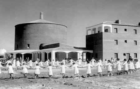 Baile de niñas en Entrerríos (Badajoz). Arquitecto: Alejandro de la Sota. Autor y fecha desconocidos. © Archivo MAGRAMA
