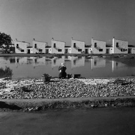 Lavandera y viviendas. Vegaviana (Cáceres), ca. 1958. © Herederos de Joaquín del Palacio