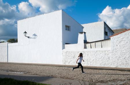 Calle de Vegaviana (Cáceres), 2016. Arquitecto: José Luis Fernández del Amo. © Ana Amado y Andrés Patiño