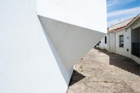 Calle peatonal de Villafranco del Guadiana (Badajoz). 2018. Arquitecto: José Antonio Corrales. © Ana Amado y Andrés Patiño