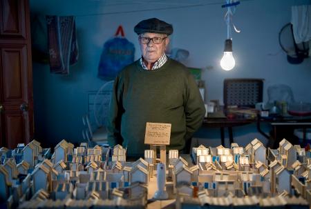 Colono con su maqueta del pueblo. Esquivel (Sevilla). 2016 © Ana Amado/ Andrés Patiño