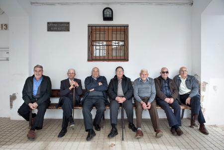 Colonos en la plaza del pueblo Gimenells (Lleida). 2018 © Ana Amado/ Andrés Patiño