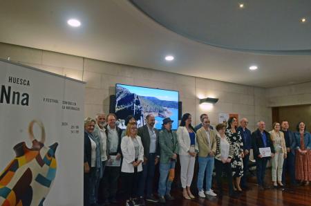 Imagen: Foto de familia con organizadores y representación municipal de los espacios